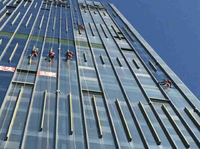 新青区广场高楼保洁